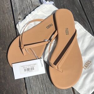 TKEES NWT Tan Minimalist Sandals with Streamlined Design w/ bag